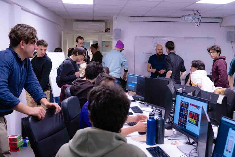 Les professionnels serbes testant les jeux vidéo créés par les étudiants de Bellecour École lors d'une session de playtests.