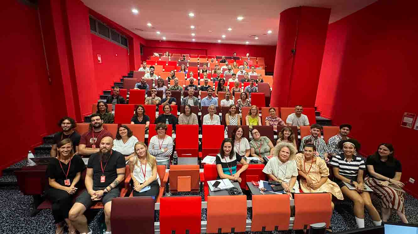 Photo de groupe avec le staff et les intervenants lors de la pré-rentrée à Bellecour École