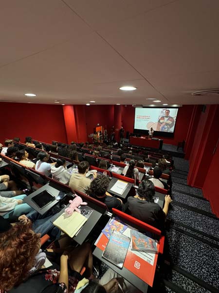 Vue d'ensemble de l'amphithéâtre avec des étudiants assistants à une pré-rentrée à Bellecour École.