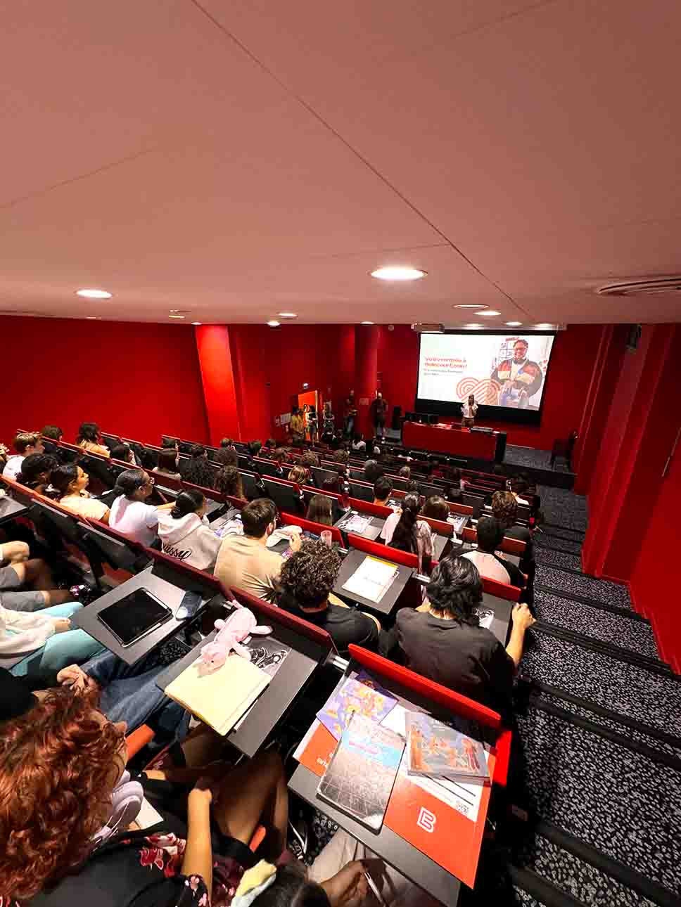 Vue de l'amphithéâtre avec Stéphanie Perros s'adressant aux étudiants lors de la pré-rentrée à Bellecour École