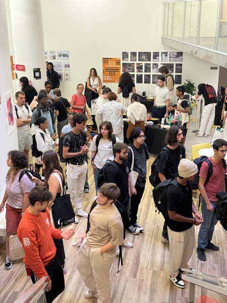 Des étudiants socialisent à Bellecour École lors d'un pré rentrée