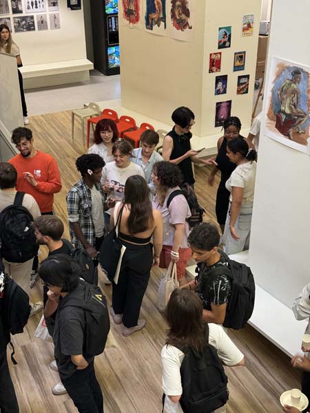 Des étudiants socialisent à Bellecour École lors de la pré rentrée